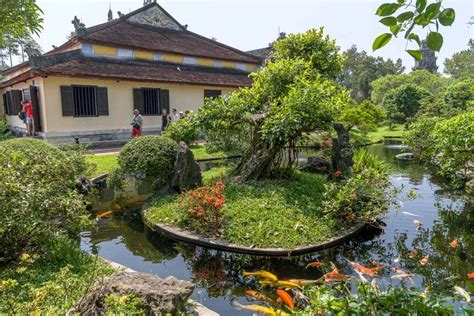 Il Tempio di Thien Mu: Un gioiello architettonico con vista mozzafiato sul fiume Perfume!