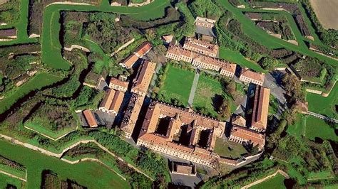  La Cittadella di Yonne: Una Storia Secolare Incastonata Nel Verde