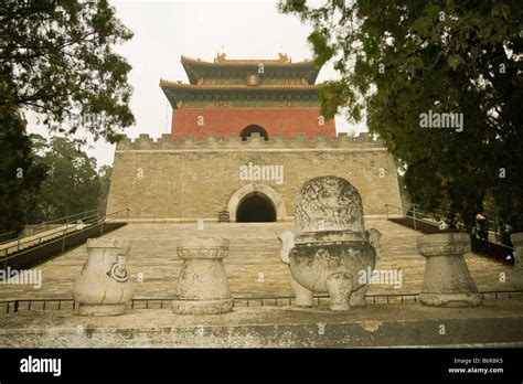   Il Mausoleo di Zhao Mengfu: Una magnifica tomba imperiale con un tocco romantico