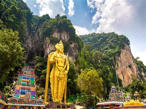  Il Batu Caves: Un trionfo di colore e spiritualità nel cuore della Malesia!