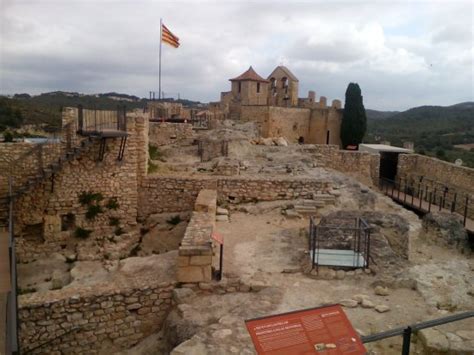 Il Castillo de la Santa Cruz: Una Fortezza Storica con Vista Panoramica mozzafiato sulla Città di Pamplona!