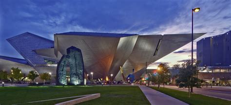 Il Denver Art Museum: Un Oasis di Cultura e Creatività Immersi nel Cuore della Città!