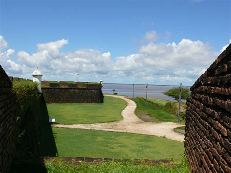   Il Forte de São José de Macapá: Una Sentinella Storica sulle Sponde dell'Amazzonia!