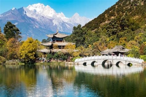  Il Lago Nero di Lijiang: Un gioiello nascosto tra le montagne e la leggenda!