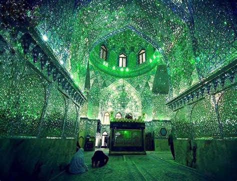 Il Mausoleo di Shah-e-Cheragh: Un tesoro scintillante di specchi e vetrate!