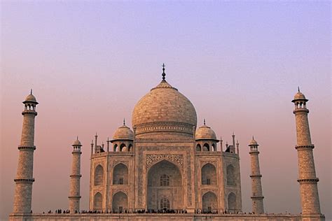  Il Mausoleo di Shah Jahan: Una storia d'amore in pietra preziosa!