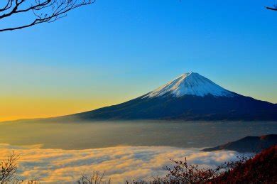  Il Mito di Fujisan: Una Scalata Spirituale tra Nuvole e Leggende!