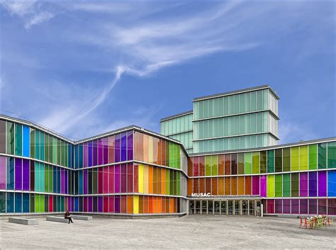 Il Museo di Arte Contemporanea de Castilla y León: Un Rifugio per l'Anima Creativa e un Gioiello Architettonico!