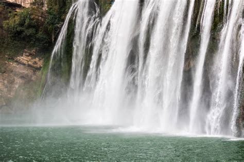 Il Parco Geologico di Huangguoshu: Una cascata mozzafiato e formazioni rocciose incredibili!