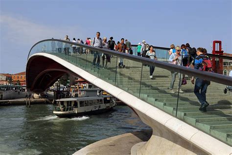 Il Ponte della Serenità: Un gioiello di architettura antica sopra acque cristalline!