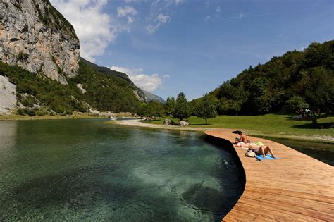 Il Santuario del Lago di Ferro: Un'Oasi di Tranquillità e Bellezza Naturale!