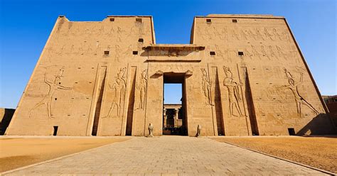 Il Tempio di Horus a Edfu: Un Viaggio Attraverso il Tempo e la Divinità!