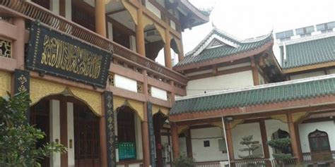 Il Tempio di Huangcheng: Un viaggio spirituale e un'oasi di pace nel caos urbano!