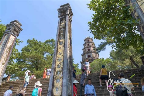  Il Tempio di Huanglong: Un gioiello buddista immerso nella storia e nella natura!