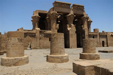  Il Tempio di Kom Ombo: Un Tesoro Archeologico Duale