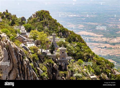 Il Tempio di Songshan: Una montagna sacra tra storia e leggenda!