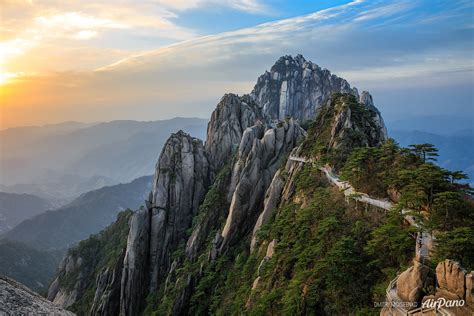   La Montagna Huangshan: Un Tesoro Geologico e un Paradiso per gli Amanti della Natura!