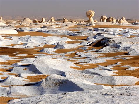  La Pagoda del Buddha Bianco: Un Tesoro nascosto nel Deserto Giallo!