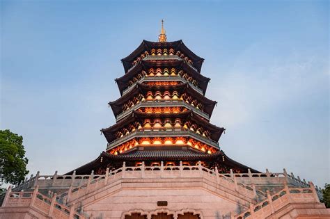  La Pagoda di Jiuzi: Un gioiello architettonico affacciato sul lago