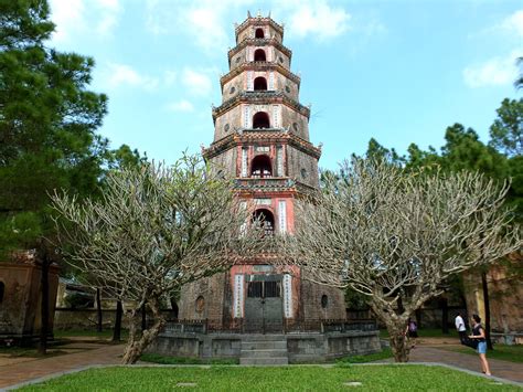 La Pagoda di Tien Mu: Un Tempio Millenario con Vista mozzafiato sulla Città!