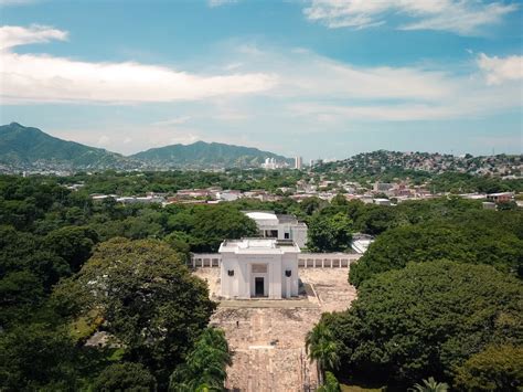 La Quinta de San Pedro: Un'oasi verde di arte e storia nel cuore di Armenia!