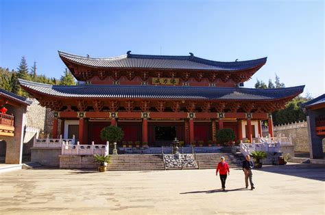  Panlong Temple: Un Viaggio Mistico Attraverso la Storia e la Natura!