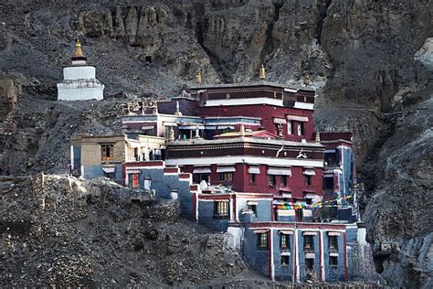   Sakya Monastery: Un Affascinante Viaggio nel Tempo e nell'Arte Tibetana!